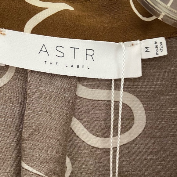 ASTR the label Yesenia abstract print satin button front blouse Medium NWT - Picture 11 of 12